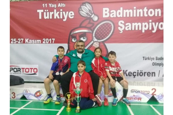 BERGAMA BELEDİYESPOR, BADMİNTON’DA TÜRKİYE İKİNCİSİ OLDU