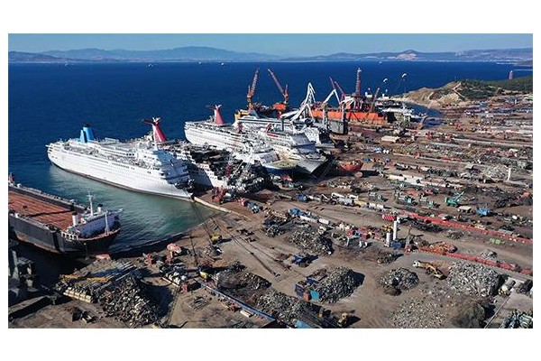 Gemi sökümde patlama: 4 işçi yaralandı