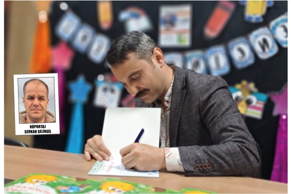 Masal masasında bir akademisyen 