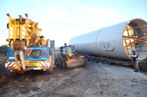 ALİAĞA’DA RÜZGÂR GÜLLERİNİ TAŞIYAN TIR KÖY YOLUNU KAPATTI