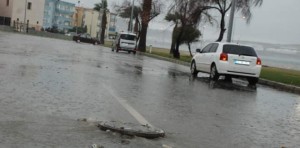 Sağanak nedeniyle caddeler taştı!