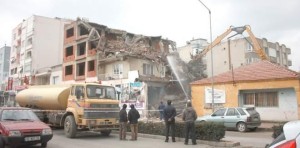 Aliağa'da tehlike saçan 25 yıllık iki binanın yıkımı tamamlandı