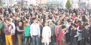 Aliağa Cumhuriyet İlkokulu öğrencileri karnelerine kavuştu