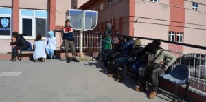 ALİAĞA'DA 35 KAÇAK GÖÇMEN YAKALANDI